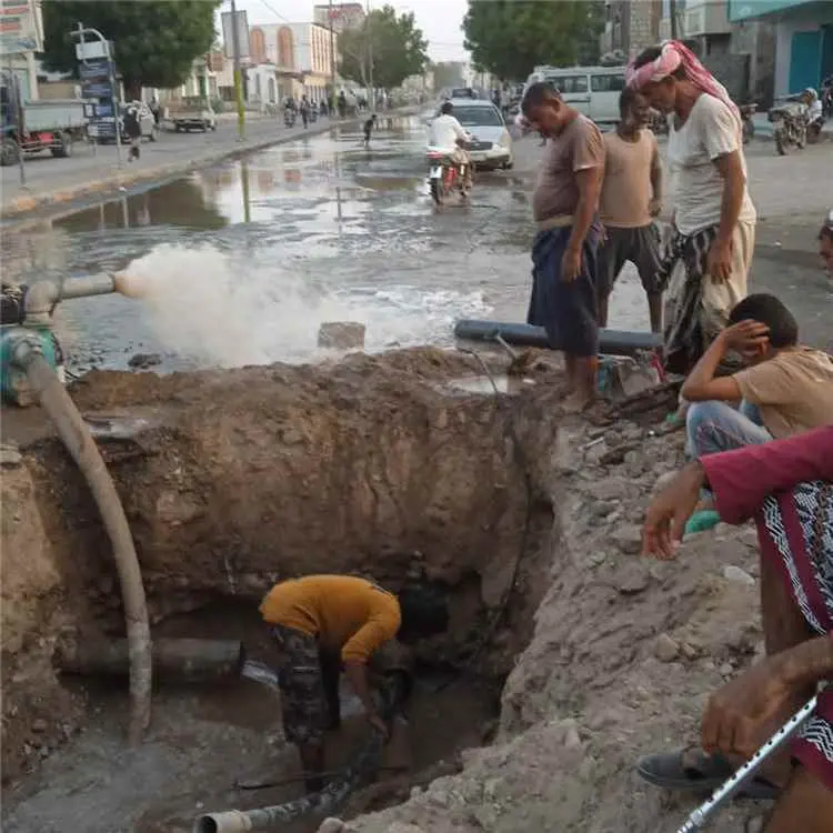 فريق الصيانة بمؤسسة المياه أبين يتمكن من إصلاح الخ...