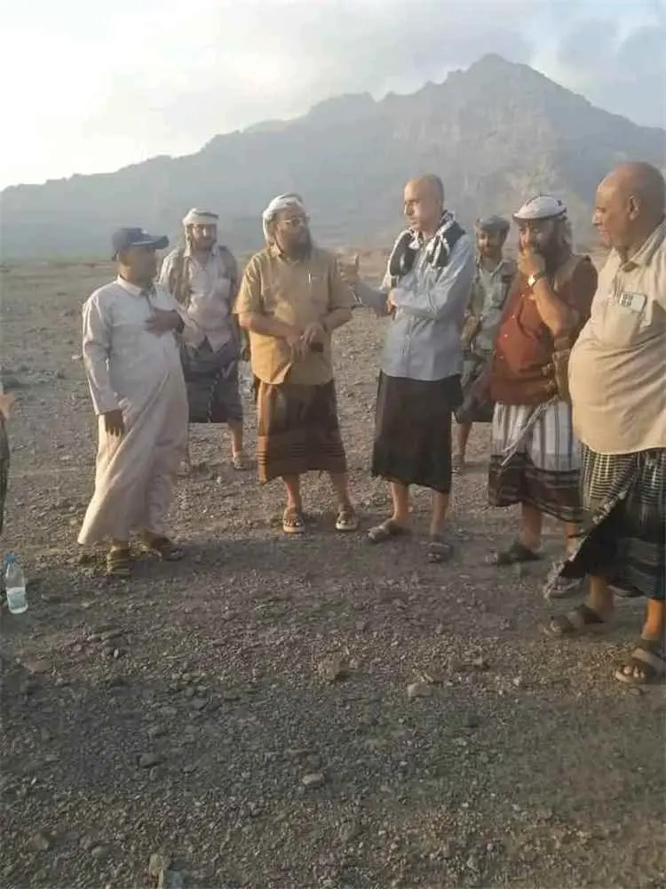 لجنة طوارئ لحج والسلطة المحلية برأس العارة تباشران إنشاء مخيمات الإيواء العاجل في خور عميرة