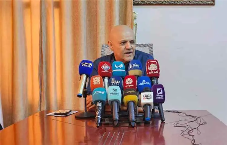 محافظ تعز يحذر من تفاقم الكارثة الإنسانية ويطالب ب...
