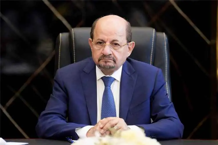 رئيس الوزراء يشيد بصمود أبناء تعز في مواجهة الحوثي...