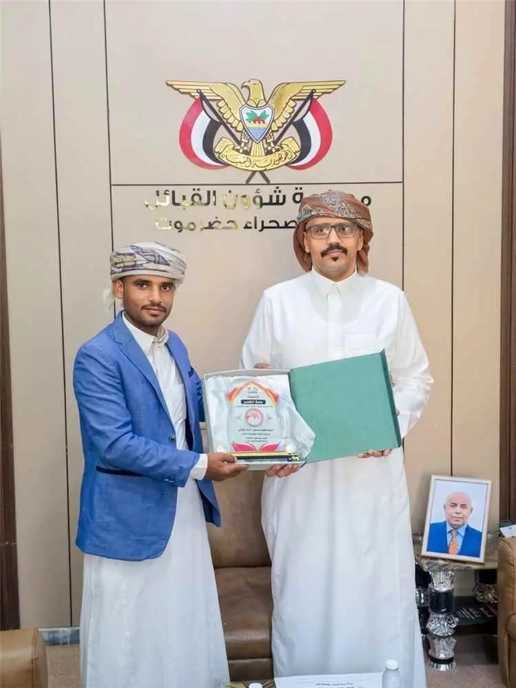 مدير مكتب الثقافة بمديرية غيل بن يمين يلتقي رئيس مصلحة شؤون القبائل بالوادي والصحراء ويهديه درع الوفاء والتقدير