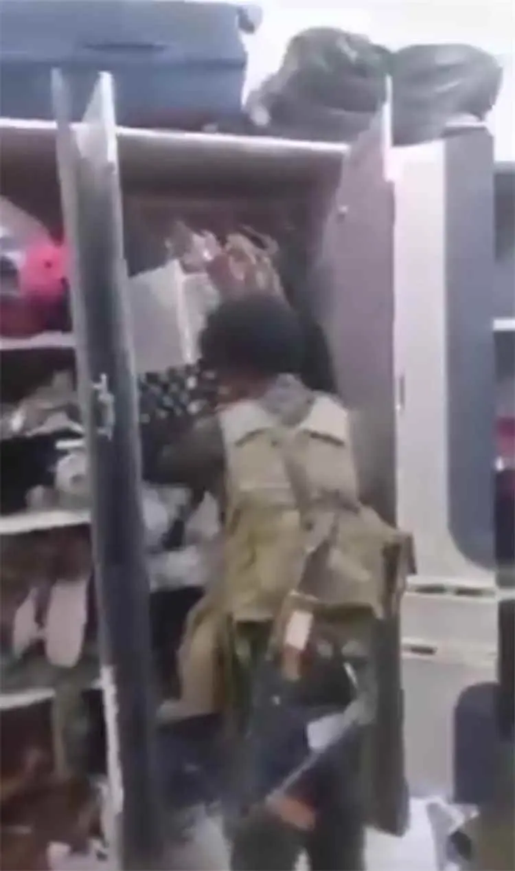 فيديو |مليشيا الحوثي تعبث بمنازل المواطنين في تعز وتنتهك خصوصيات النازحين من منازلهم