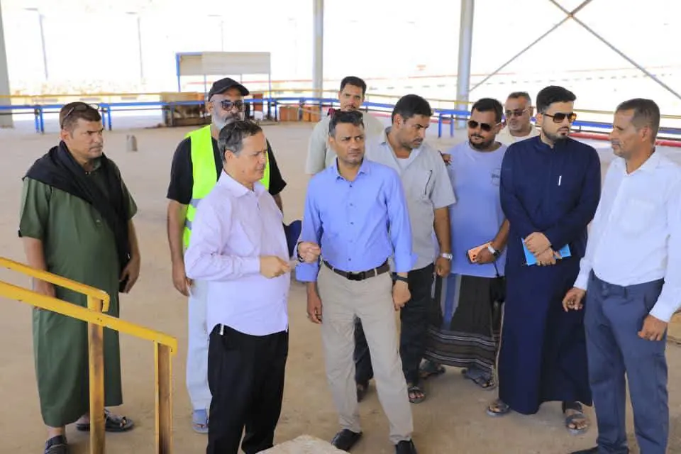 الوكيل باحريش يتفقد نشاط الشركة اليمنية للغاز بمنش...