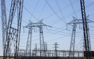 شبكات الكهرباء في أميركا الشمالية وأوروبا تواجه تحديات التوسع وتزايد الطلب