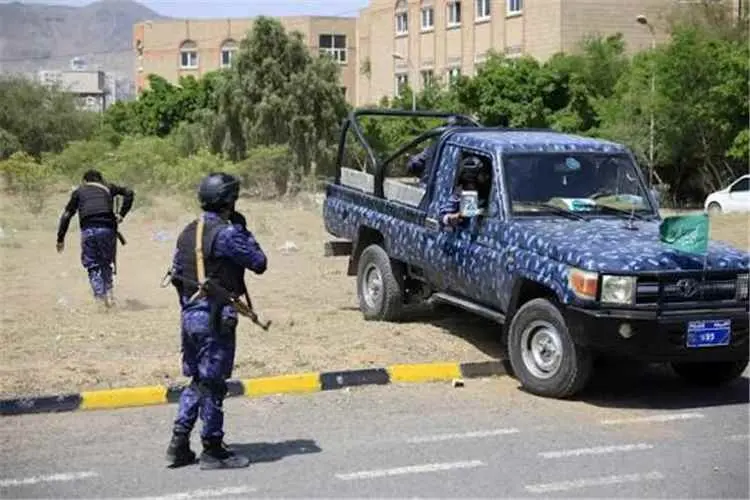 الحوثيون يستنفرون الشرطة للقتال في تعز.. نقل عناصر...