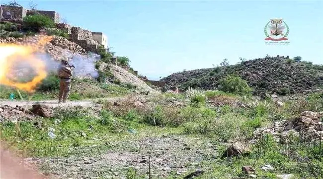 تصعيد حوثي واسع.. هجوم متزامن على عدة محاور يطال م...