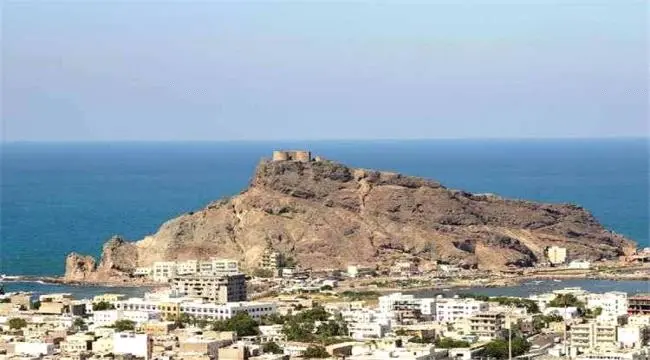 مساجد عدن تدين القصف الحوثي وتحذر من مشروعه الطائفي .