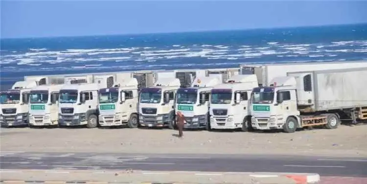 وصول شحنة إغاثية سعودية إلى عدن تضم أكثر من 3 آلاف سلة غذائية للأسر المحتاجة