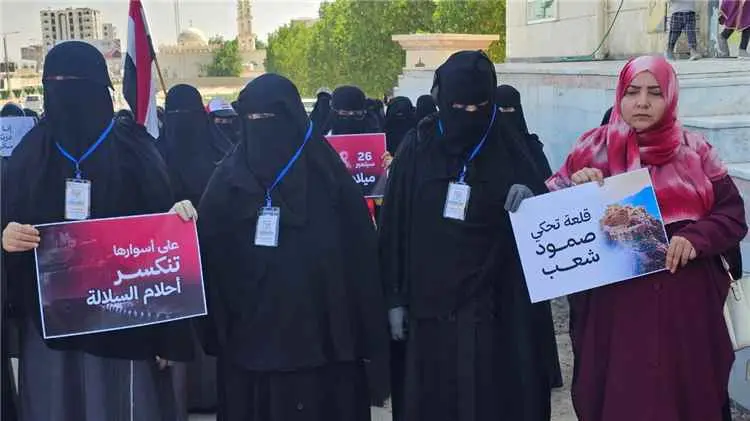 وقفة احتجاجية في مأرب تنديدًا بحصار تعز وتطالب مجل...
