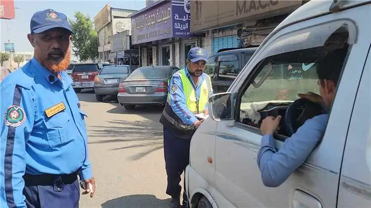 حملة مرورية مستمرة في البريقة بعدن لضبط السيارات ا...