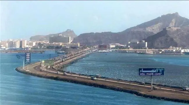 مأساة على الخط البحري في عدن.. مصرع امرأة دهسًا بعد سقوطها من حافلة ركاب صورة من الإرشيف
