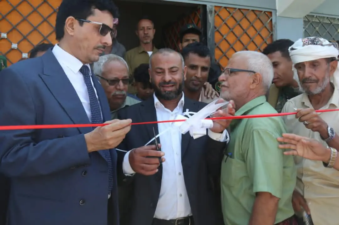 محافظ الضالع ووكيل وزارة الشباب يفتتحان ملعب الصمو...