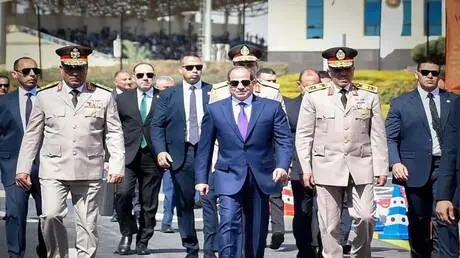 قيادي حوثي يهاجم السيسي ويحذر مصر من التدخل العسكر...