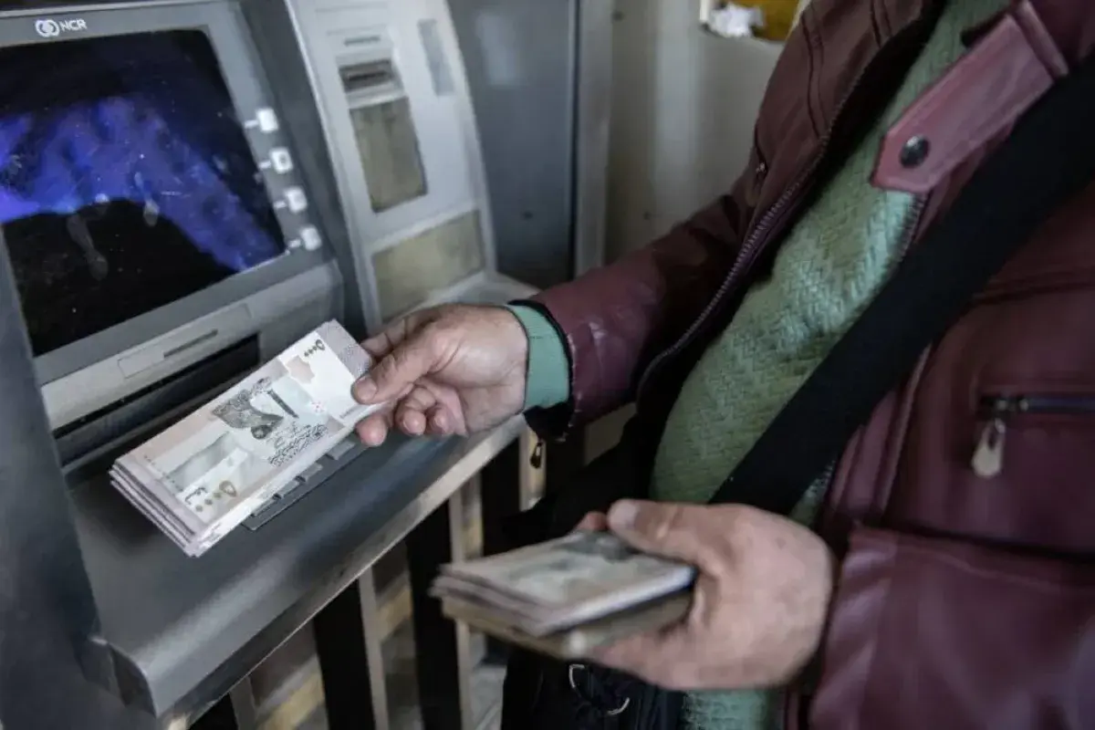 انهيار الليرة السورية مقابل الدولار في السوق الموا...