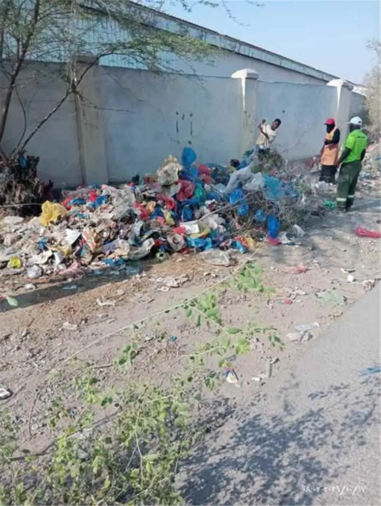مشروع نظافة مديرية مدينة المكلا ينفذ حملة لقطع وإز...