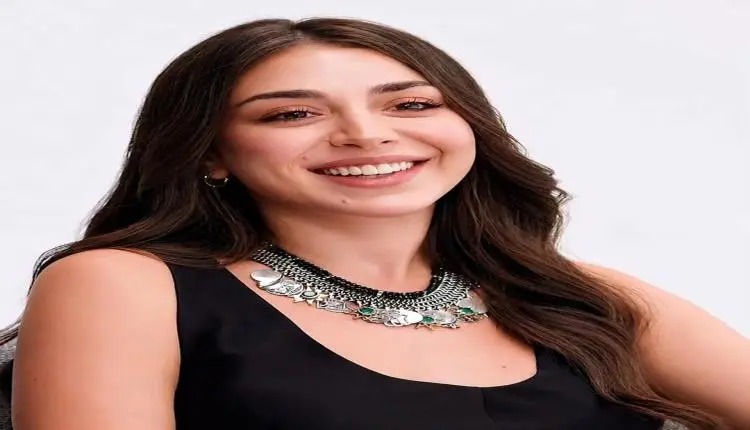 الفنانة السورية هيا مرعشلي تتعرض لموقف محرج على ريد كاربت مهرجان الجونة