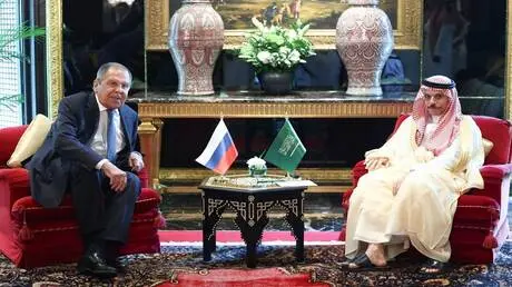 وزيرا خارجية روسيا والسعودية يبحثان العلاقات الثنا...