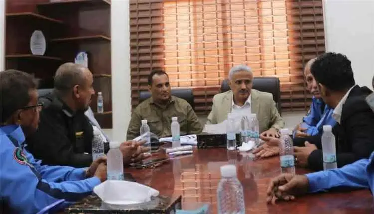 اجتماع في عدن يناقش تركيب إشارات مرورية للحد من ال...