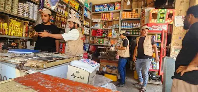 مكتب الصناعة والتجارة بالتواهي يواصل حملاته الرقابية ويضبط مخالفات وأغذية منتهية الصلاحية