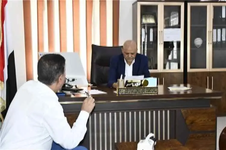 محافظ تعز يلوّح بإجراءات قانونية ضد المتلاعبين بالعملة ومروّجي شائعات ارتفاع الصرف