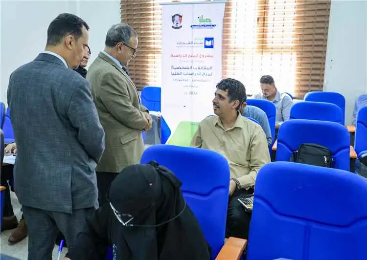 رئيس جامعة عدن يتفقد امتحان المفاضلة لمنح الدكتورا...