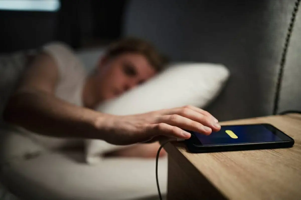 تنام وهاتفك بجانبك طوال الليل.. إليك 5 مخاطر صحية لا تتجاهلها