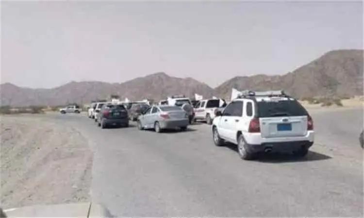 ​انتهاكات مستمرة: مليشيات الحوثي تمنع معتمرين يمنيين من المرور عبر طريق البيضاء - شبوة