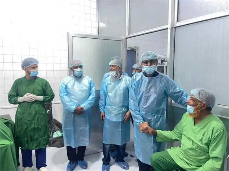 مدير عام مكتب الصحة بلحج يدشن مخيم العيون الجراحي...