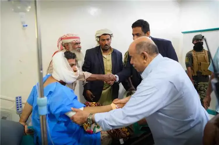 الخنبشي يتفقد جرحى استهداف معسكر العلم ويشيد بجهود...