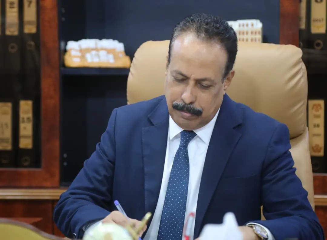 وزير الأشغال يوجّه بتقييم أضرار عبّارة هيجة العبد المستهدفة من قبل الحوثيين وإصلاحها بشكل عاجل