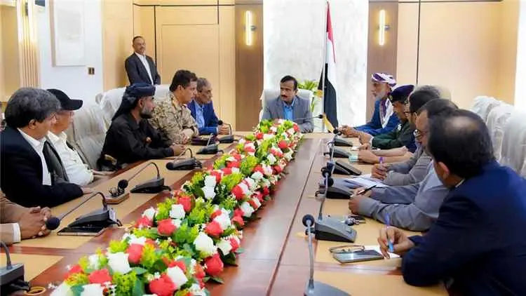 محافظ شبوة يترأس اجتماعًا لتعزيز دعم وإسناد جبهات...