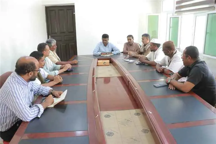مدير عام الشحر يلتقي أهالي منطقة المقد ويطلع على ا...