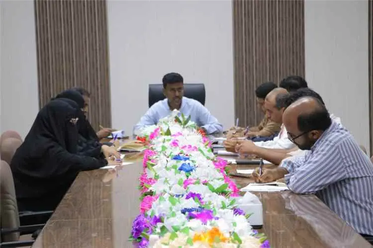 مدير عام الشحر يتباحث مع اللجنة التحضيرية لحصر احت...
