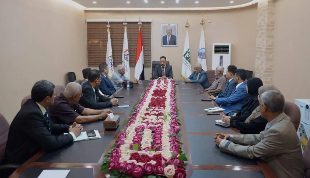 وزير الأشغال يوقع خمسة عقود لصيانة وإعادة تأهيل طرق حيوية في أربع محافظات