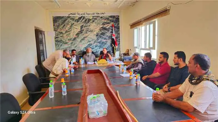 فريق هندسي من صندوق صيانة الطرق يزور مديرية المفلح...