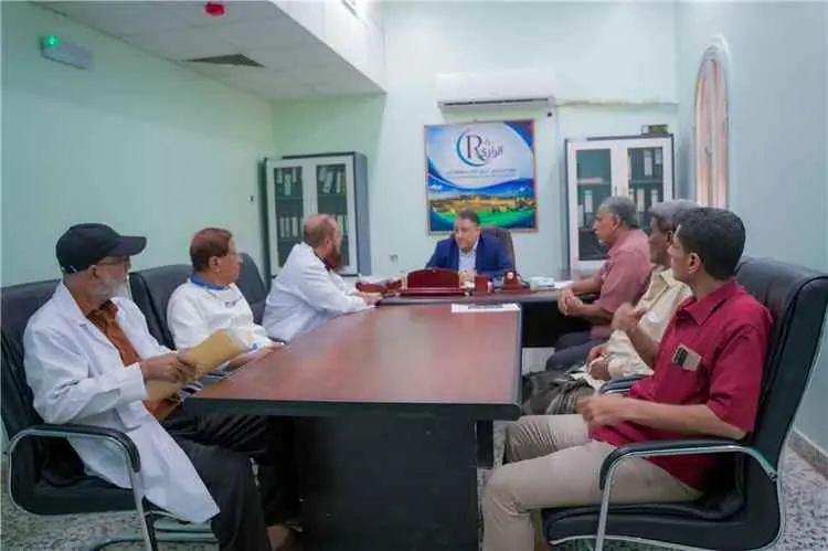 نائب محافظ أبين يناقش أوضاع هيئة مستشفى الرازي ويش...