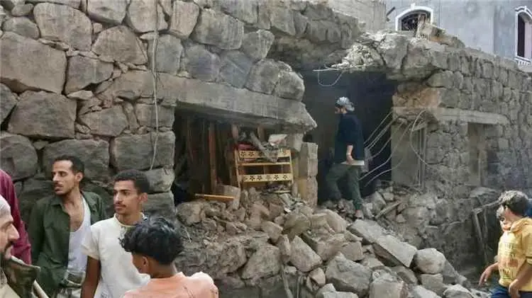 سلطة تعز تدين قصف الأحياء السكنية واستهداف سيارة إ...