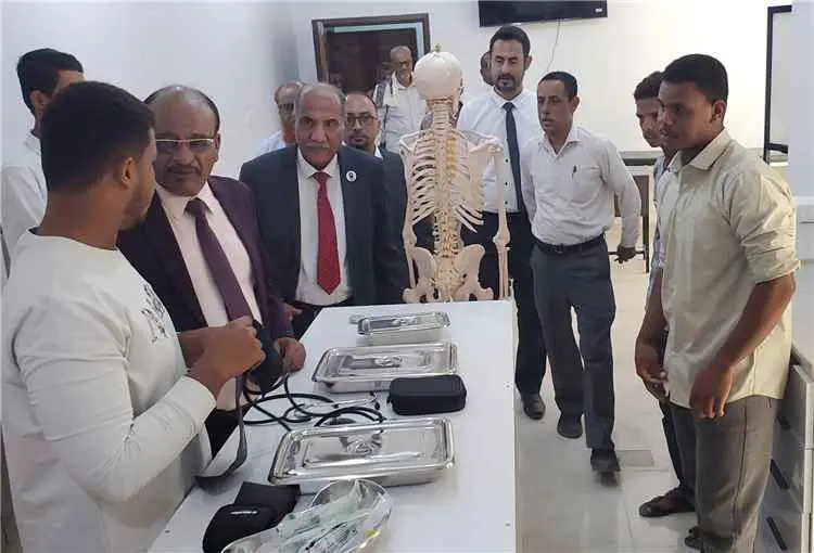 الوكيل التميمي يفتتح معهد أرض الأحقاف للعلوم الطبي...