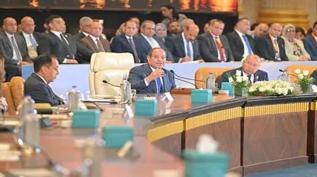 السيسي يطالب رجل أعمال بـ100 مليار جنيه ويمازحه: "...