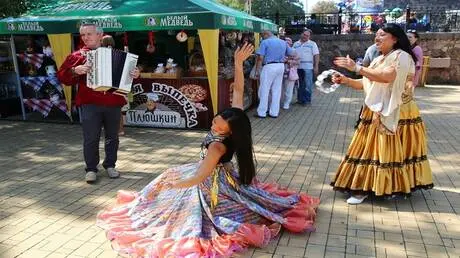 مجموعة من الغجر تهاجم مكتب التجنيد في أوديسا بالحج...