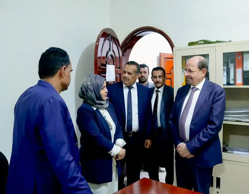 رئيس الوزراء يزور وزارة الشؤون القانونية ويؤكد على...