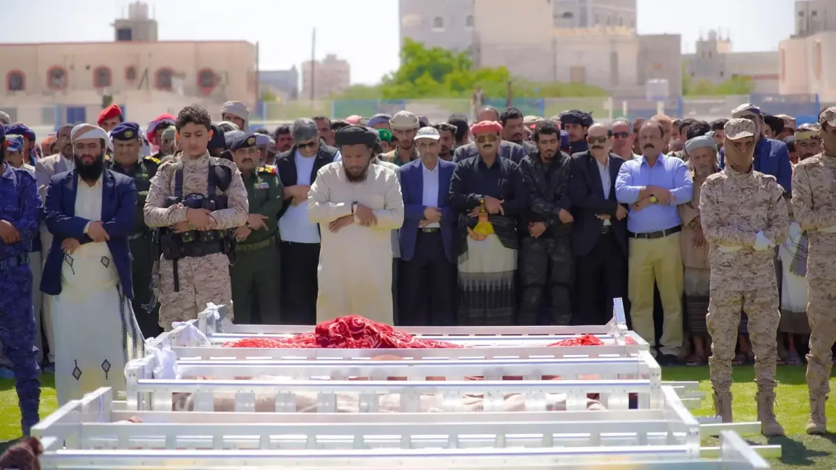 المحافظ بن الوزير يشارك في تشييع جثامين 75 شهيدًا من منتسبي الأمن ضحايا العملية الإرهابية بشبوة