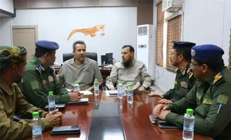 محافظا عدن ولحج يناقشان مع لجنة من وزارة الداخلية...