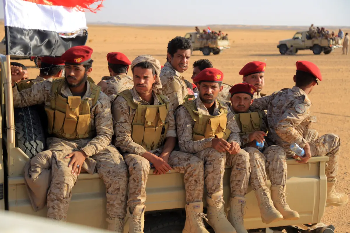 خوفاً من الصواريخ الحوثية: تجميع الجنود بمأرب في ف...