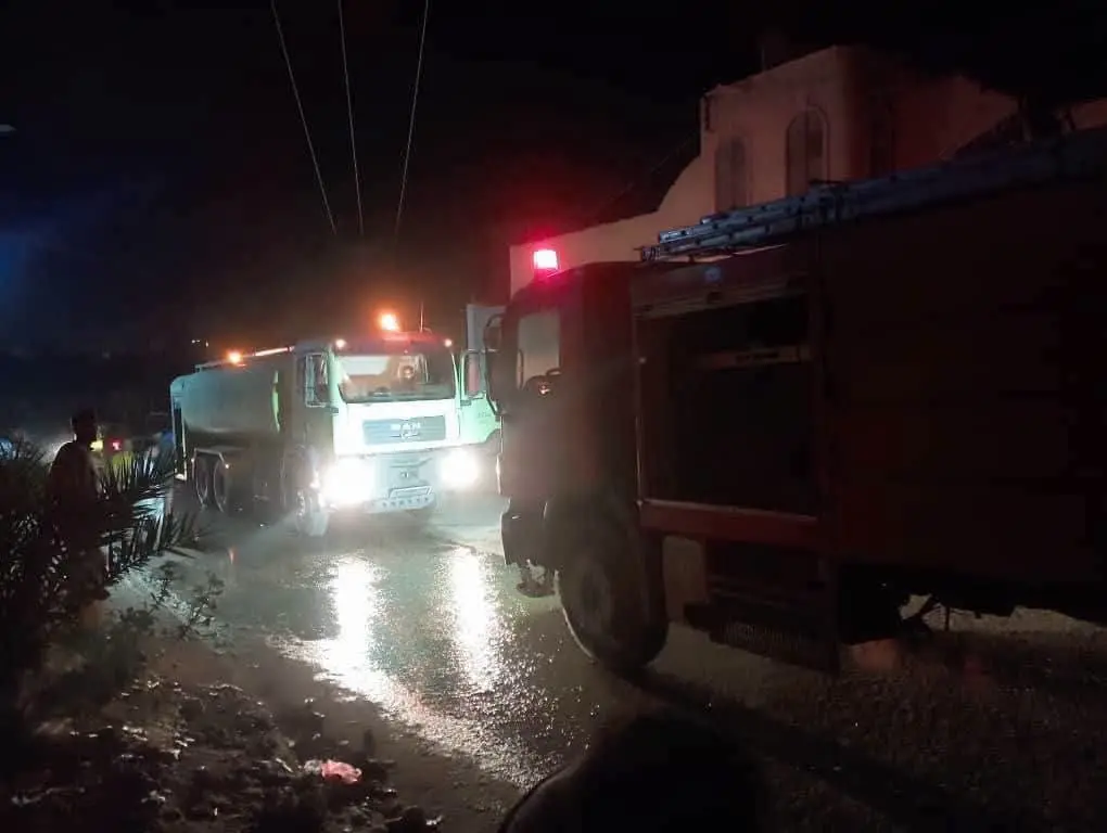 حريق في هنجر بحي الوحدة في سيئون يتسبب بخسائر تُقد...