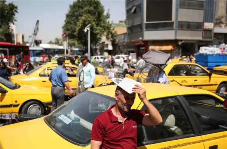 أكثر من 50 ألف طبيب خارج المهنة في إيران.. أطباء ي...