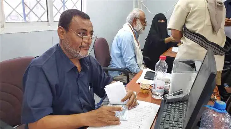 عدن: تدشين توزيع المساعدات الإنسانية للأسر النازحة...