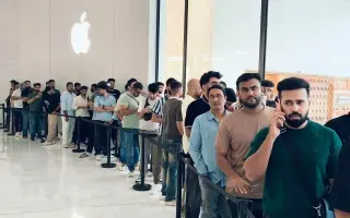 منذ الصباح الباكر.. طوابير أمام "أبل" في دبي مول ل...