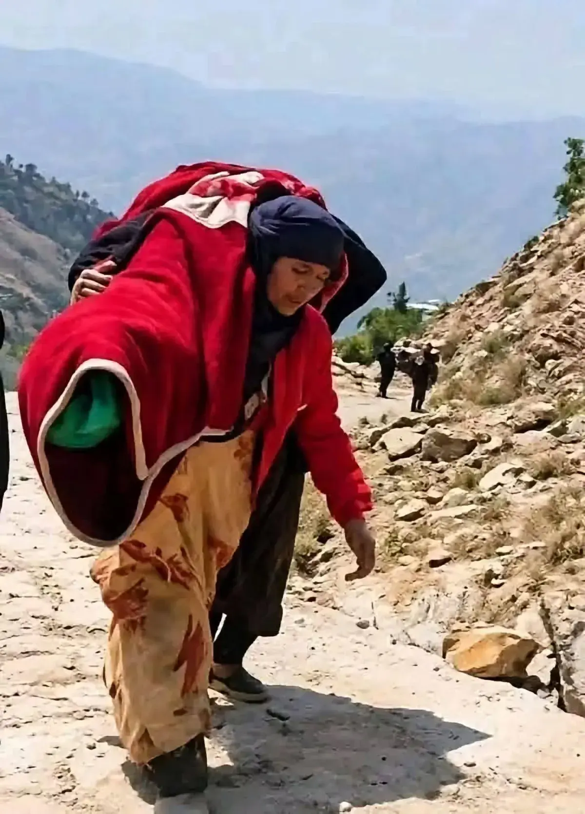 أم يمنية تحمل جثة ابنتها على ظهرها عند جبل لدفنها....