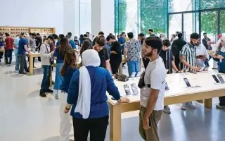 طوابير في دبي لاستلام هواتف «آيفون دوو» القابلة لل...